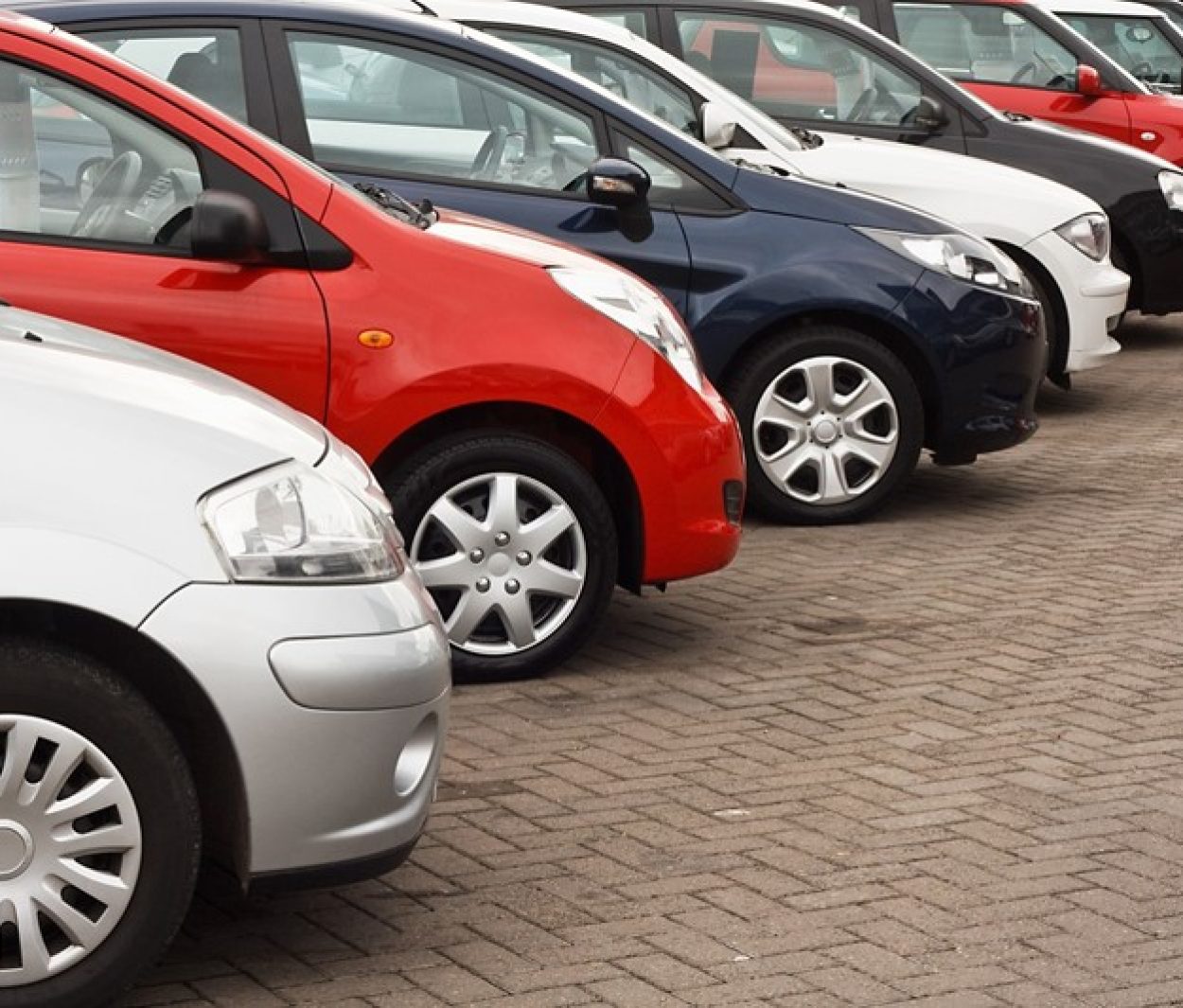 Autohandelaar ontsnapt deels aan btw-naheffing van € 3,5 miljoen