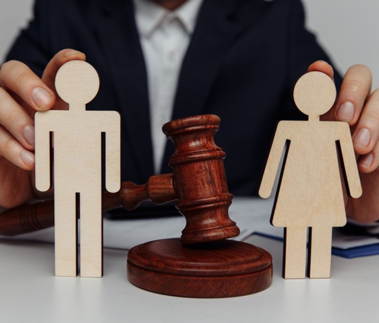 Arbeidsovereenkomst ex-echtgenote niet ontbonden